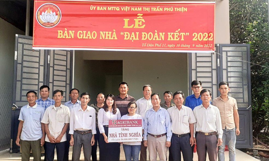 Đại diện nhà tài trợ và chính quyền địa phương bàn giao nhà cho gia đình bà Phạm Thị Hồng. Ảnh: Lê Đại Đại diện nhà tài trợ và chính quyền địa phương bàn giao nhà cho gia đình bà Phạm Thị Hồng. Ảnh: Lê Đại
