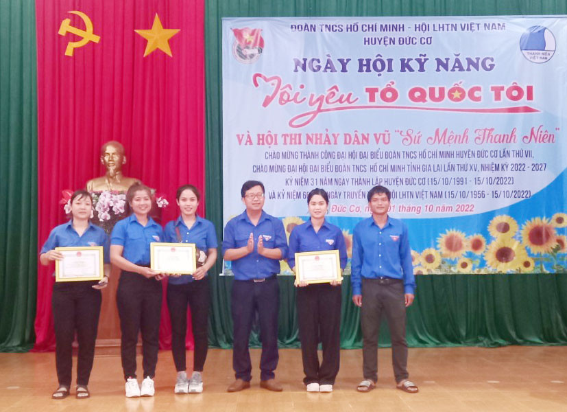 Ban tổ chức trao giải cho các đội đạt giải. Ảnh: Thanh Tịnh Đại diện Ban tổ chức trao giải cho các đội đạt giải. Ảnh:Thanh Tịnh