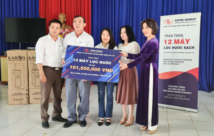 Đại diện lãnh đạo Tập đoàn Super Energy trao tặng 12 máy lọc nước cho xã Ia Phìn. Ảnh: Ngọc Sang
