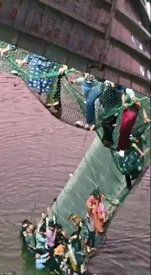 Số ít nạn nhân còn sống đang cố bám trụ sau thảm kịch. Ảnh: Twitter Số ít nạn nhân còn sống đang cố bám trụ sau thảm kịch. Ảnh: Twitter