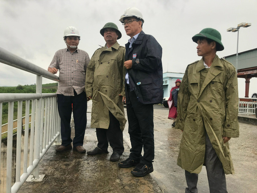 Triển khai lệnh vận hành xả nước qua tràn hồ An Khê và Ka Nak ảnh 1 Phó Chủ tịch UBND tỉnh Kpă Thuyên kiểm tra việc điều tiết xã lũ tại hồ An Khê trong cơn bão số 4 vừa qua