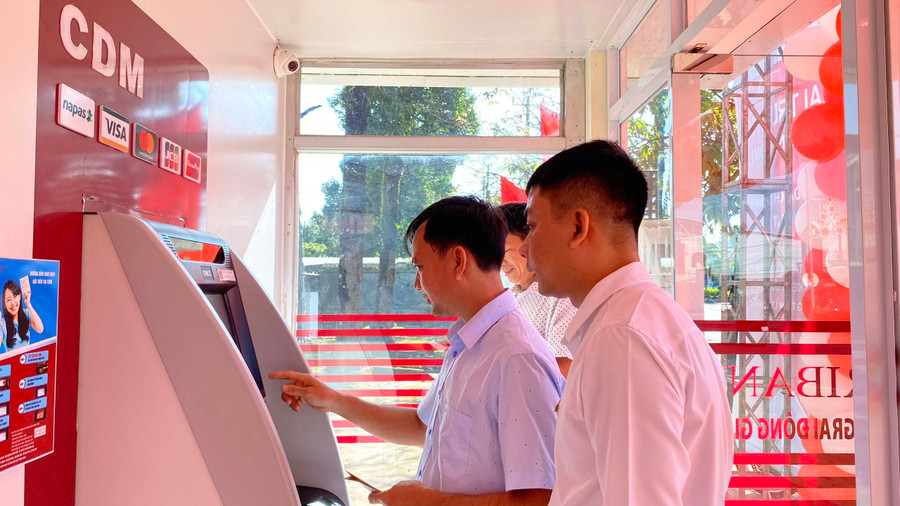 Thông qua ngân hàng tự động CDM, khách hàng dịch chuyển từ kênh giao dịch truyền thống tại quầy sang kênh giao dịch tự động. Ảnh: Sơn Ca
