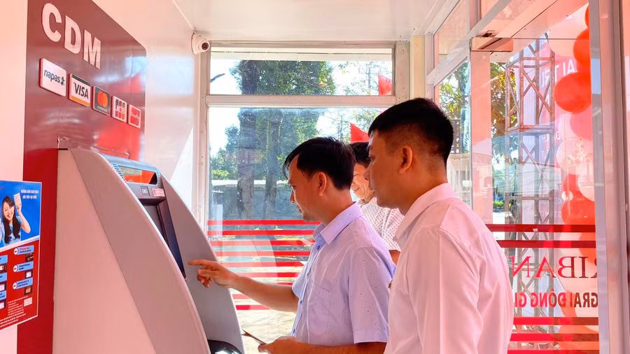 Thông qua ngân hàng tự động CDM, khách hàng dịch chuyển từ kênh giao dịch truyền thống tại quầy sang kênh giao dịch tự động. Ảnh: Sơn Ca