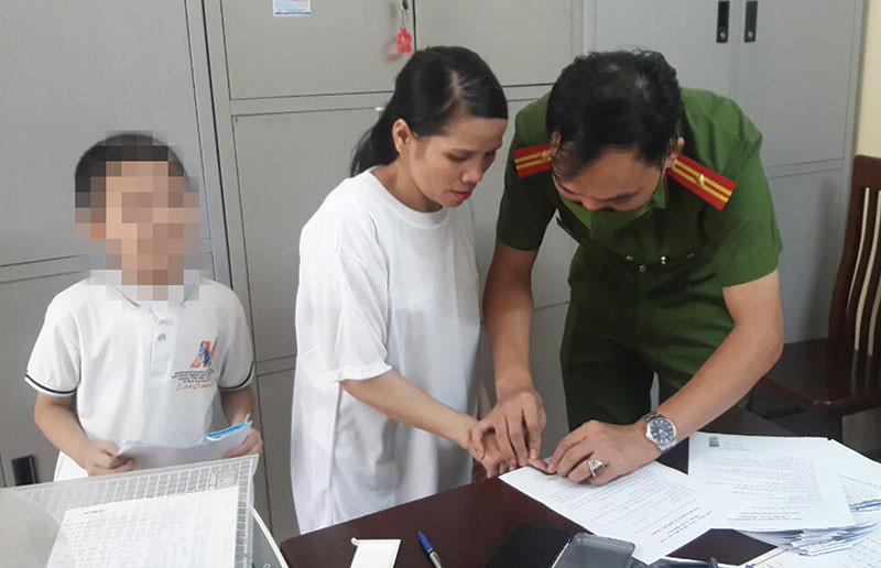  Lữ Thị Thiên được cán bộ trại giam hướng dẫn làm thủ tục nhận con.