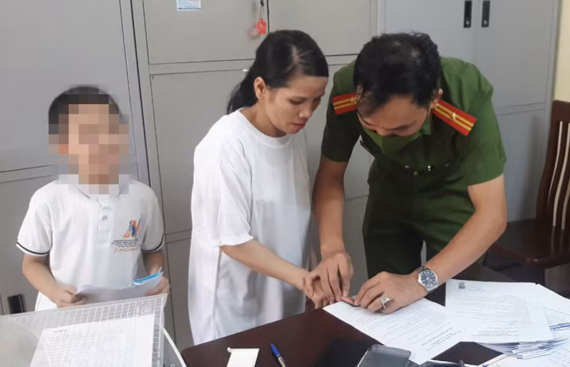  Lữ Thị Thiên được cán bộ trại giam hướng dẫn làm thủ tục nhận con.