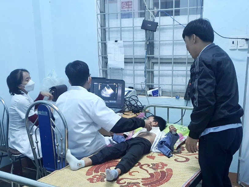 Các bác sĩ khám sàng lọc bệnh tim bẩm sinh cho một cháu nhỏ. Ảnh: Như Nguyện