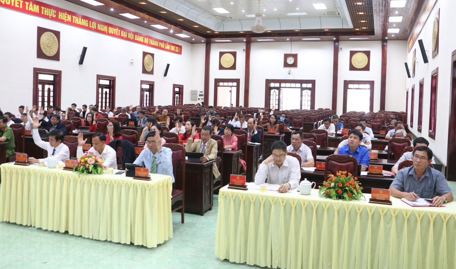 Các đại biểu HĐND biểu quyết thông qua 7 nghị quyết quan trọng trong phát triển kinh tế-xã hội của thành phố trong thời gian tới