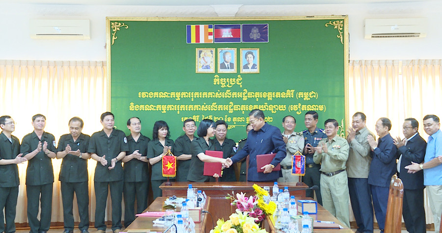 Hội đàm về tìm kiếm, quy tập hài cốt liệt sĩ quân tình nguyện Việt Nam hy sinh tại Ratanakiri ảnh 1 Ban Chuyên trách tỉnh Gia Lai-tỉnh Ratanakiri ký kết Biên bản thỏa thuận phối hợp. Ảnh: Đoàn Bình