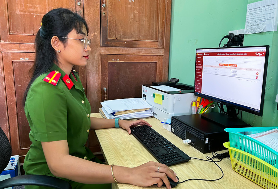  Nữ trung úy Thạch Thị Chất Tra luôn tâm niệm phục vụ nhân dân hết mình. Ảnh: Nam Long