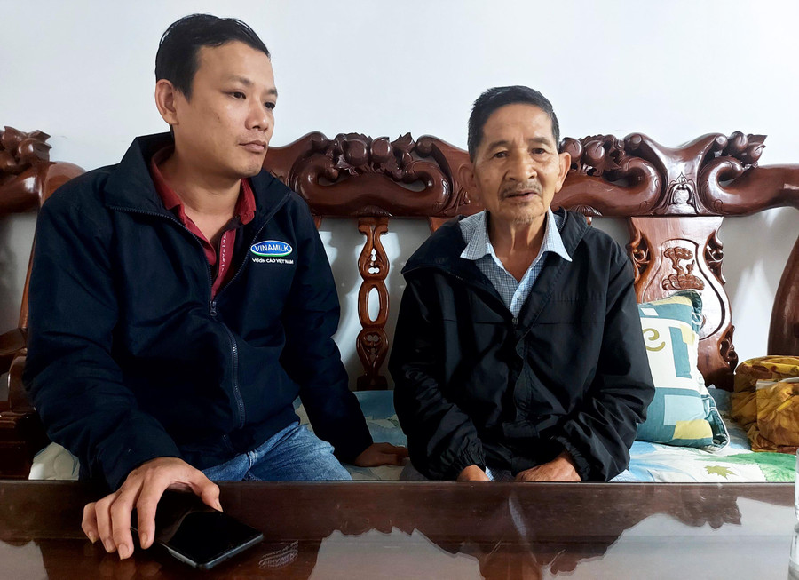 Anh Nguyễn Cao Kỳ và ông Phạm Văn Phước kể về nguồn gốc cây đa ở tổ 6. Ảnh: Hoành Sơn