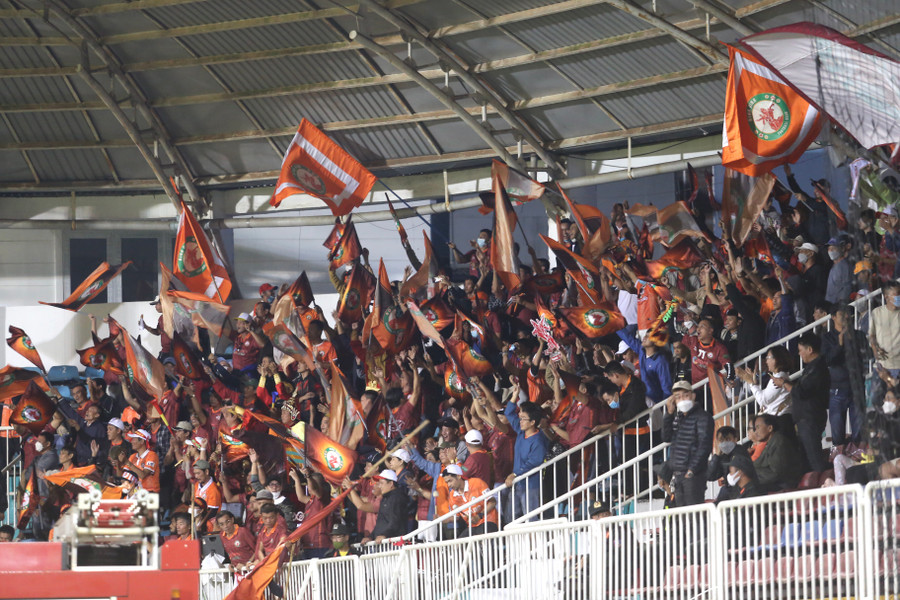 Khán giả Bình Định bùng nổ với bàn thắng mở tỷ số bất ngờ của Hendrio. Ảnh: Văn Ngọc