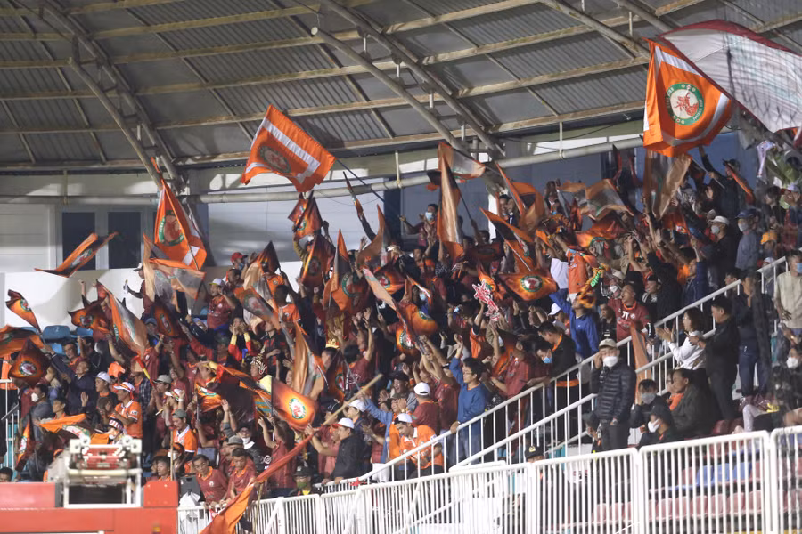 Khán giả Bình Định bùng nổ với bàn thắng mở tỷ số bất ngờ của Hendrio. Ảnh: Văn Ngọc