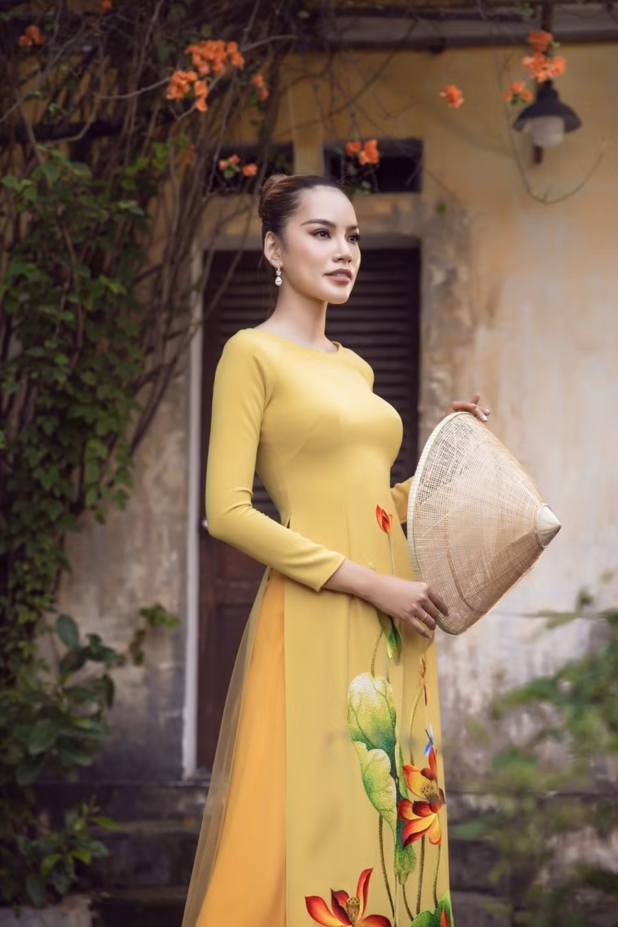 Chưa dừng lại ở đó, Minh Châu còn cách điệu cho những đứa con tinh thần của mình bằng những chi tiết cách điệu ở cổ áo, tay áo. Hoạ tiết ren được đan xen đẹp mắt, giúp khéo léo khoe đường cong gợi cảm song vẫn giữ được sự kín đáo, thanh lịch. Ảnh: NSCC Chưa dừng lại ở đó, Minh Châu còn cách điệu cho những đứa con tinh thần của mình bằng những chi tiết cách điệu ở cổ áo, tay áo. Hoạ tiết ren được đan xen đẹp mắt, giúp khéo léo khoe đường cong gợi cảm song vẫn giữ được sự kín đáo, thanh lịch. Ảnh: NSCC