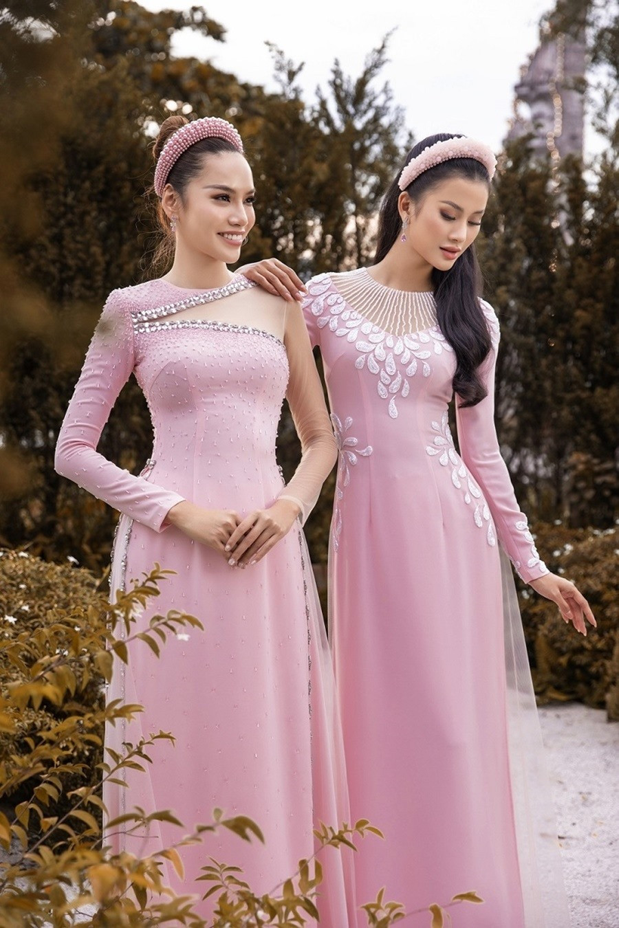 Nhà thiết kế Minh Châu cho biết ngay từ đầu khi thực hiện bộ sưu tập, anh đã nghĩ ngay đến việc mời Hương Ly và Hoàng Phương góp mặt, hợp tác cùng trong dự án này. Đối với nhà mốt, hai cô gái không chỉ sở hữu nhan sắc, hình thể mà còn toát lên khí chất của một người phụ nữ hiện đại, dám bứt phá những giới hạn, vượt qua định kiến để có thể thực hiện ước mơ của mình. Ảnh: NSCC Nhà thiết kế Minh Châu cho biết ngay từ đầu khi thực hiện bộ sưu tập, anh đã nghĩ ngay đến việc mời Hương Ly và Hoàng Phương góp mặt, hợp tác cùng trong dự án này. Đối với nhà mốt, hai cô gái không chỉ sở hữu nhan sắc, hình thể mà còn toát lên khí chất của một người phụ nữ hiện đại, dám bứt phá những giới hạn, vượt qua định kiến để có thể thực hiện ước mơ của mình. Ảnh: NSCC