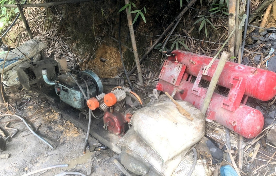 Máy móc các đối tượng khai thác vàng sử dụng tại hiện trường. Ảnh: H.T