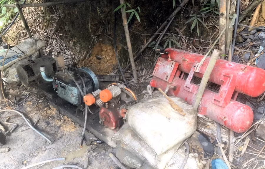 Máy móc các đối tượng khai thác vàng sử dụng tại hiện trường. Ảnh: H.T