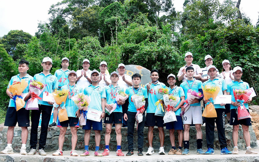 Ban tổ chức trao giải cho các vận động viên. Ảnh: Đức Thụy