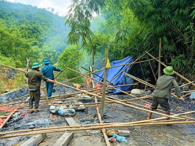 Lực lượng chức năng phá dỡ lán trại của các đối tượng khai thác vàng Lực lượng chức năng phá dỡ lán trại của các đối tượng khai thác vàng