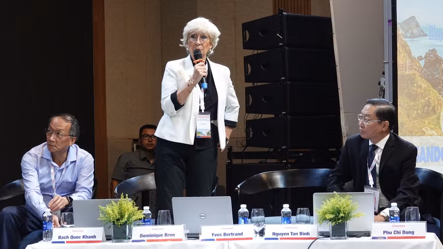 GS Dominique Bron (Đại học Libre de Bruxelles, Bỉ) có bài trình bày về chất lượng cuộc sống sau dị ghép tế bào gốc. Ảnh: Hoàng Trọng