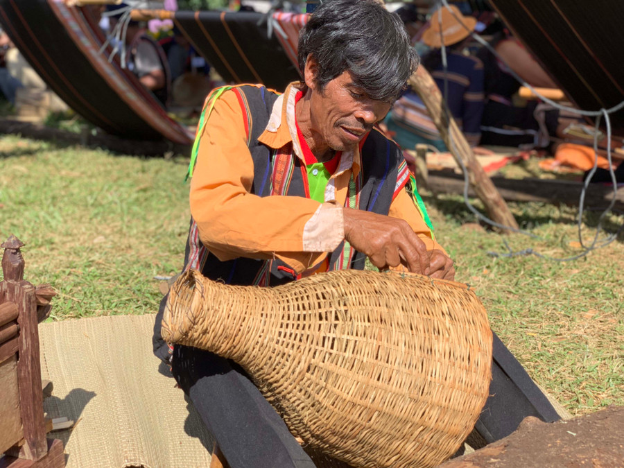 Các nghệ nhân huyện Chư Păh mang đến lễ hội những sắc văn hóa, nghề truyền thống và hướng dẫn du khách cùng trải nghiệm. Ảnh: Hoàng Ngọc
