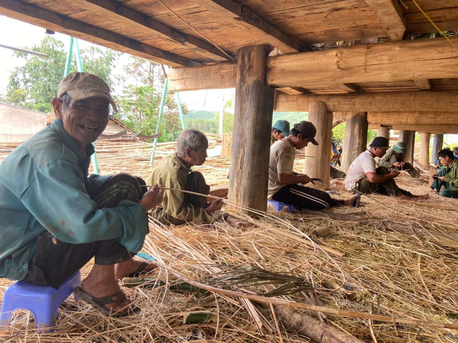 - Người già cặm cụi chẻ tre, vót mây. Ảnh: H.T