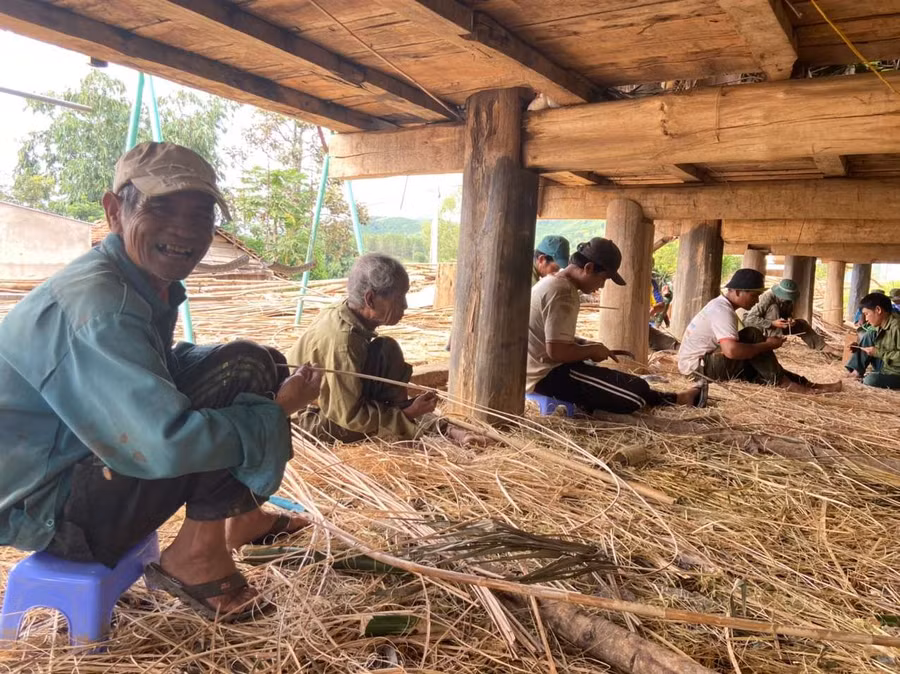 - Người già cặm cụi chẻ tre, vót mây. Ảnh: H.T