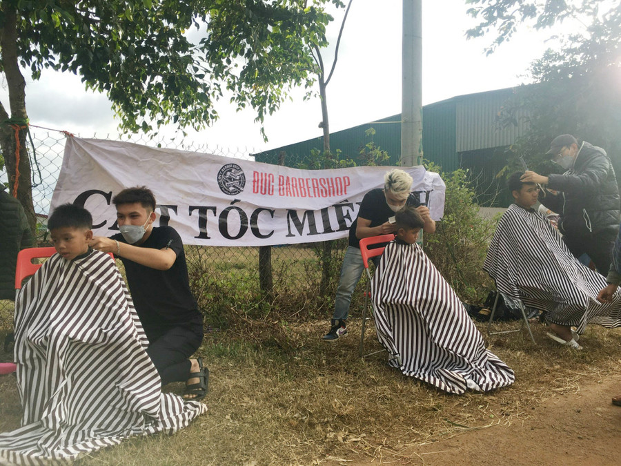 Tất cả người dân trong làng Ia Gri có nhu cầu được nhóm cắt tóc miễn phí. Ảnh: Quang Tấn