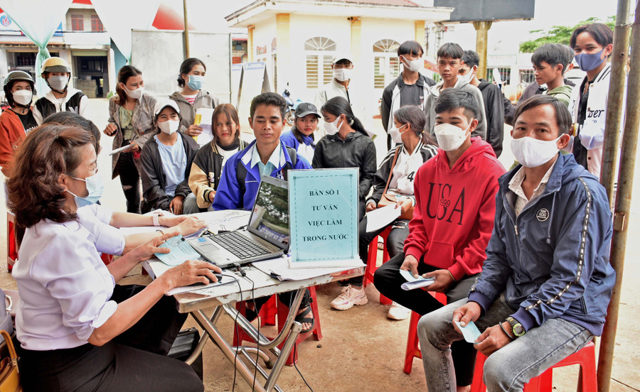 Người lao động tham gia Hội chợ việc làm huyện Đak Đoa. Ảnh: Đinh Yến