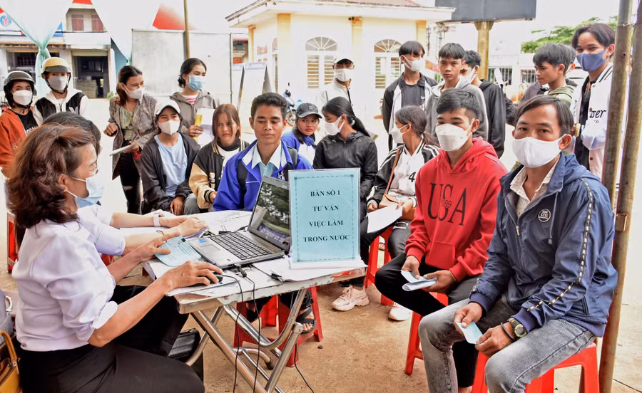 Người lao động tham gia Hội chợ việc làm huyện Đak Đoa. Ảnh: Đinh Yến