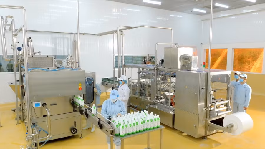 Sản phẩm sữa từ nhà máy đều được sản xuất trên dây chuyền hiện đại. Ảnh: LV