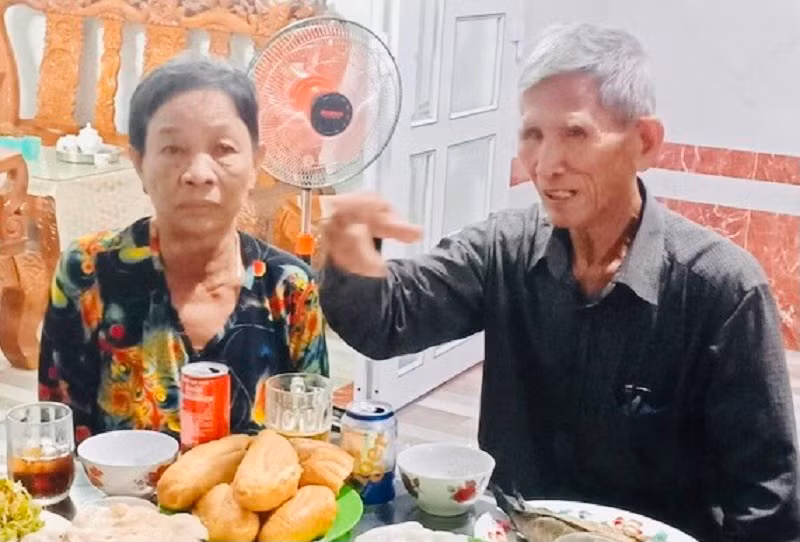 Giây phút ông Phạm Văn Sung gặp lại em gái Phạm Thị Sáu sau nửa thế kỷ bặt tin nhau.