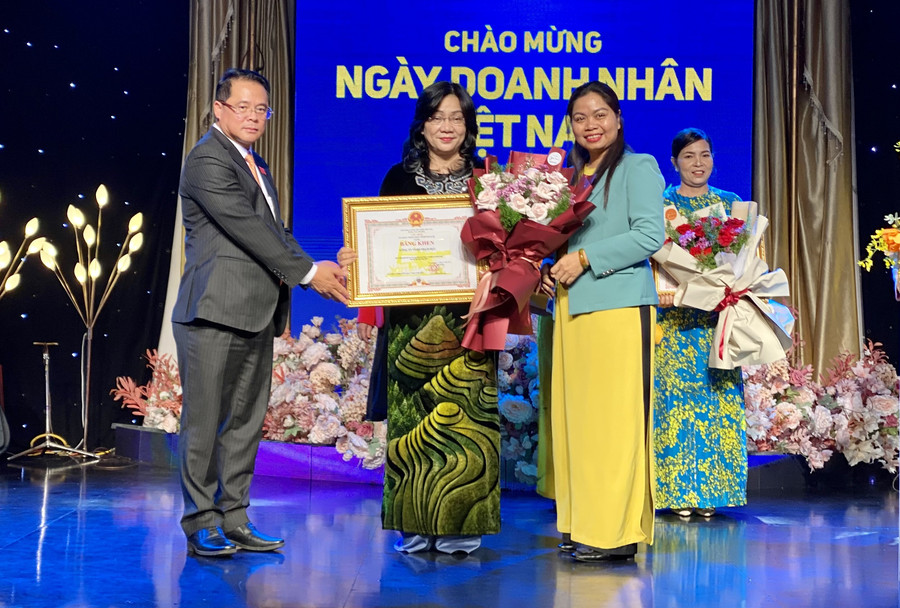 Hội Nữ doanh nhân tỉnh Gia Lai được nhận Bằng khen của Chủ tịch UBND tỉnh vì những đóng góp tích cực cho sự phát triển kinh tế-xã hội, an sinh xã hội trên địa bàn tỉnh năm 2022. Ảnh: Hà Duy