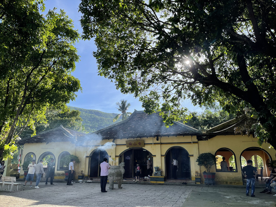 Miếu bà Phi Yến toạ lạc trên khuôn viên rộng lớn. Ảnh: Hải Minh