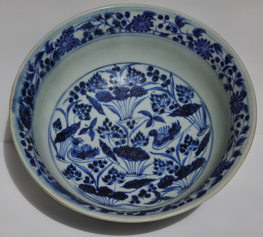 Tô đời Nguyên chỉ phần đáy tô là thật, còn lại đều là keo, vẽ mới