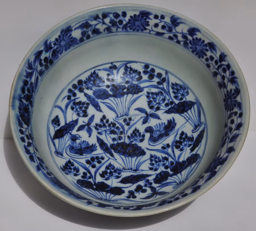 Tô đời Nguyên chỉ phần đáy tô là thật, còn lại đều là keo, vẽ mới