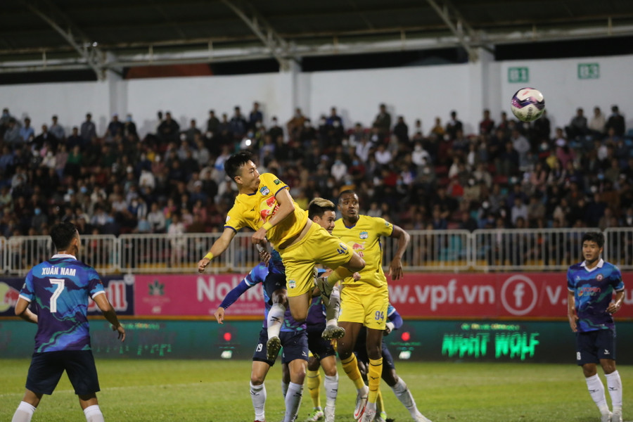 HAGL chơi tấn công không hiệu quả trước hàng thủ đối phương. Ảnh: Văn Ngọc