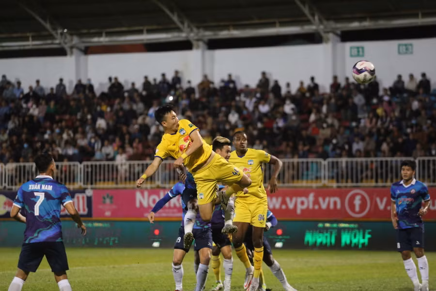 HAGL chơi tấn công không hiệu quả trước hàng thủ đối phương. Ảnh: Văn Ngọc