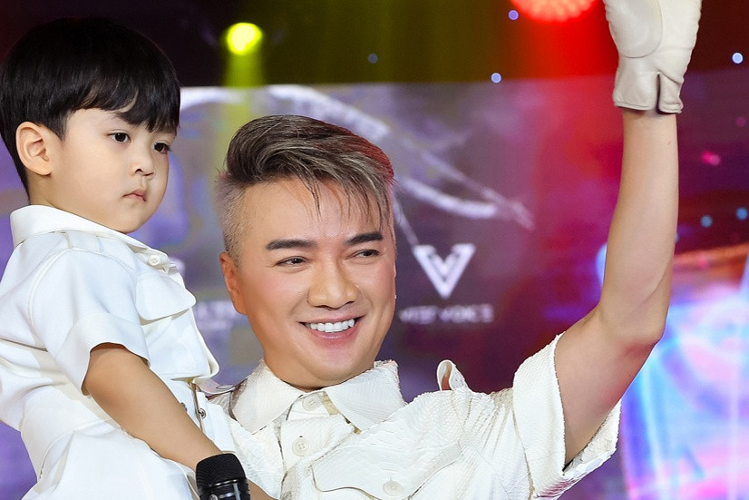 Đàm Vĩnh Hưng hạnh phúc khi con trai ruột xuất hiện trên sân khấu. Ảnh: Thành Phạm