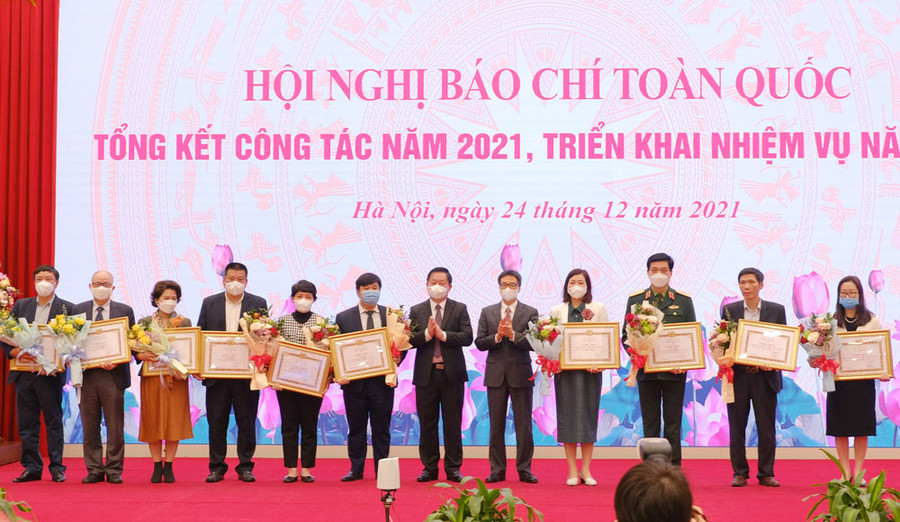 Ban Tuyên giáo Trung ương khen thưởng 10 tập thể có thành tích xuất sắc trong công tác báo chí năm 2021. Ảnh nguồn internet