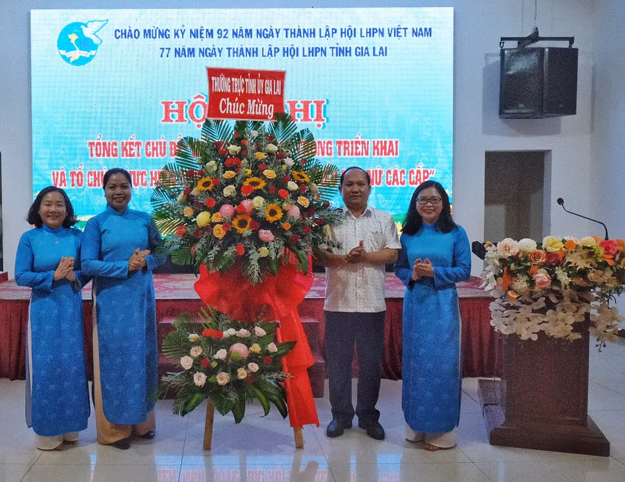Phó Bí thư Tỉnh ủy Rah Lan Chung tặng hoa chúc mừng Hội Liên hiệp phụ nữ tỉnh. 