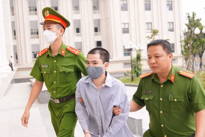 Bị cáo được dẫn giải tới phiên toà. Ảnh: Đ.Tr