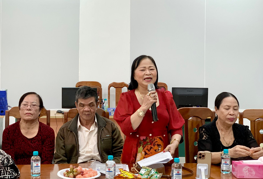 Bà Nguyễn Thị Tích (người đứng) là dân y trẻ tuổi nhất bồi hồi trong ngày gặp lại các cô, chú, anh chị đồng nghiệp dân y. Ảnh: Như Nguyện