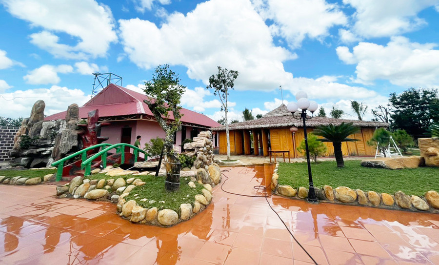  Bên trong khu “biệt phủ” xây dựng trái phép tại xã Chư Á, TP. Pleiku. Ảnh: Lê Anh