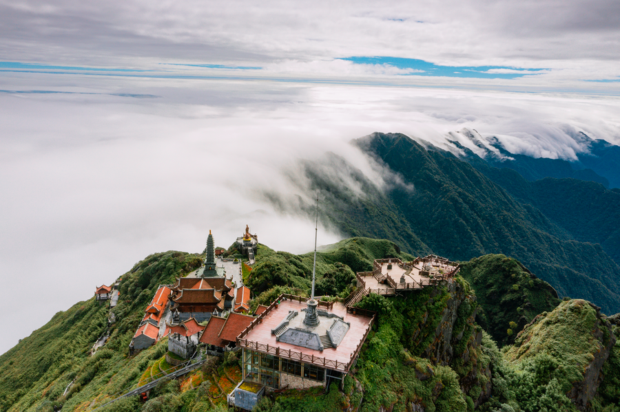 Không chỉ đỉnh Fansipan, du khách có thể chiêm ngưỡng khung cảnh huyền ảo ấy từ Vân Sơn Trà quán, thưởng thức những tác trà nóng thơm, tận hưởng an yên khi mây trời lững thững qua ô cửa sổ và xa mờ màu xanh thẫm của rừng nguyên sinh. Với những du khách trẻ tuổi hơn, cà phê Du Soleil dưới chân cột cờ với trà táo quế, trà gừng sả mật ong ấm nóng là nơi dừng chân lý tưởng. Không chỉ đỉnh Fansipan, du khách có thể chiêm ngưỡng khung cảnh huyền ảo ấy từ Vân Sơn Trà quán, thưởng thức những tác trà nóng thơm, tận hưởng an yên khi mây trời lững thững qua ô cửa sổ và xa mờ màu xanh thẫm của rừng nguyên sinh. Với những du khách trẻ tuổi hơn, cà phê Du Soleil dưới chân cột cờ với trà táo quế, trà gừng sả mật ong ấm nóng là nơi dừng chân lý tưởng.
