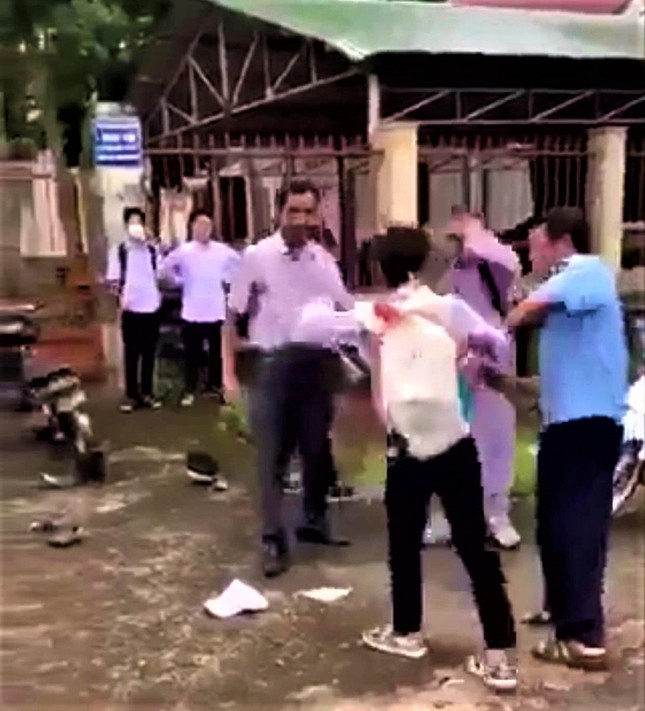 Bảo vệ và một thầy giáo đã phát hiện, can ngăn sự việc