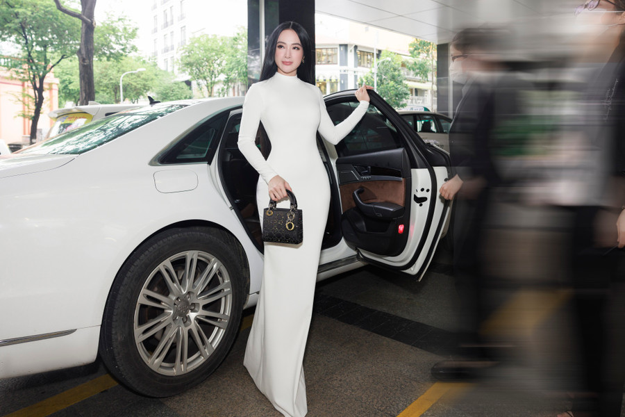 Chiều 13-10, Angela Phương Trinh tham gia một sự kiện tại TP.HCM. Nữ diễn viên gây chú ý khi diện đầm ôm màu trắng, tôn đường cong cơ thể. Ảnh: Khoa Nguyễn