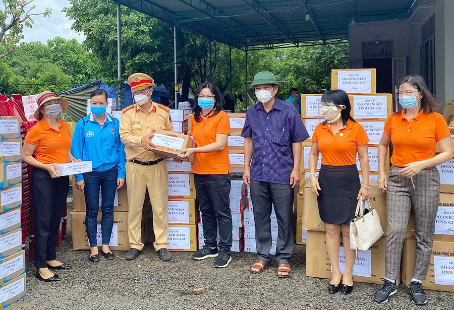 Hội Nữ doanh nhân tỉnh tặng quà cho lực lượng làm nhiệm vụ tại chốt kiểm soát phòng-chống dịch Covid-19 khu vực cầu 110 (huyện Chư Pưh). Ảnh: Hà Duy