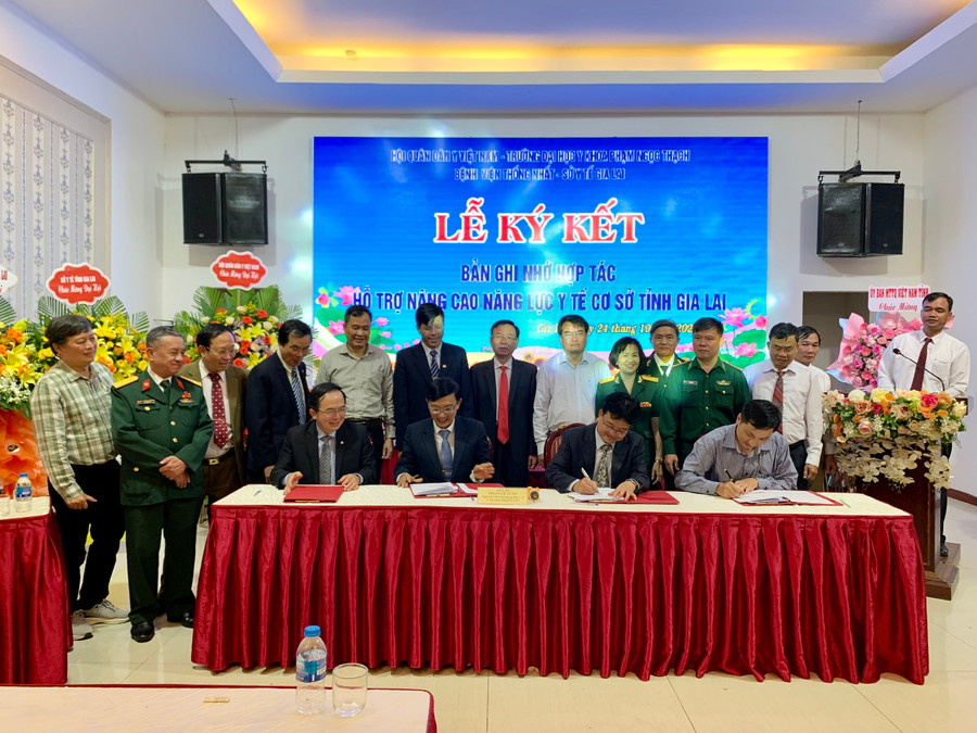 Các đơn vị cùng ký kết bản ghi nhớ hợp tác. Ảnh: Như Nguyện