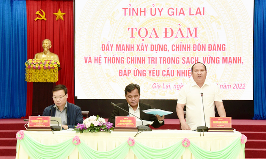 Các đồng chí Thường trực Tỉnh ủy chủ trì buổi tọa đàm. Ảnh: Đức Thụy