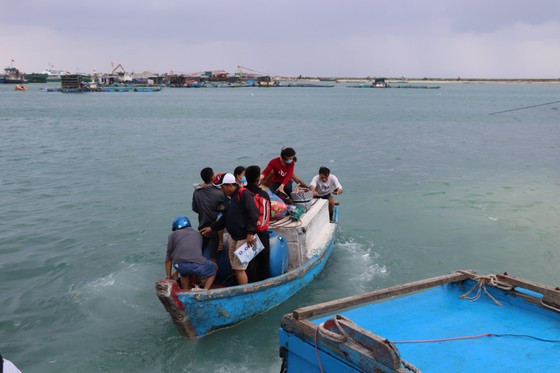 Các bệnh nhân phải đi thuyền nhỏ ra tàu cao tốc vì tàu không thể cập cảng neo đậu